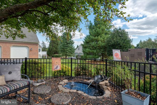 5 VILLAGE DR, Lititz, PA 17543