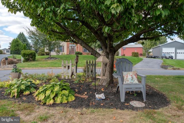 5 VILLAGE DR, Lititz, PA 17543