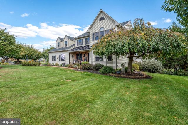 5 VILLAGE DR, Lititz, PA 17543