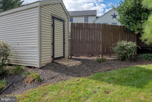 5 VILLAGE DR, Lititz, PA 17543