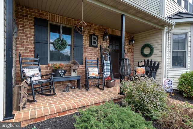 5 VILLAGE DR, Lititz, PA 17543