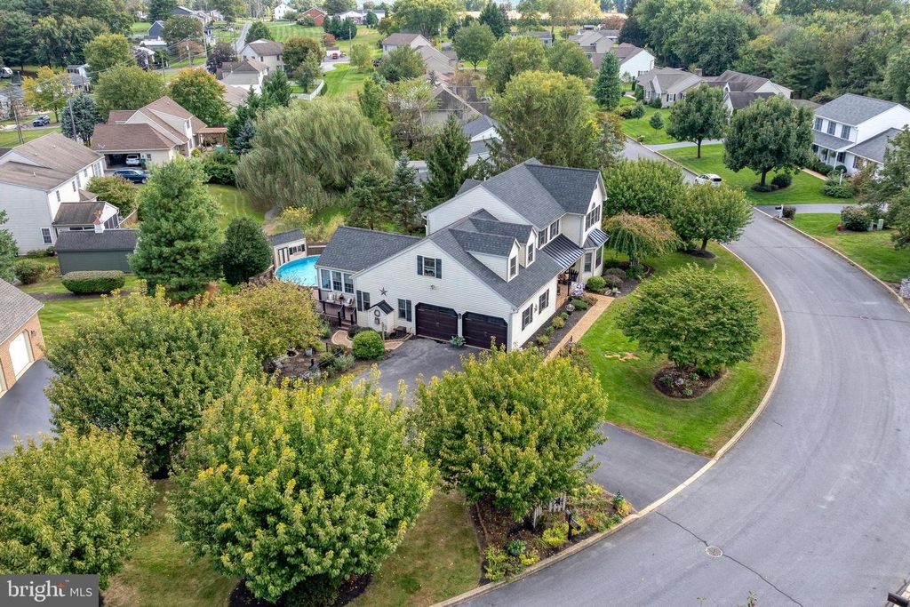 5 VILLAGE DR, Lititz, PA 17543