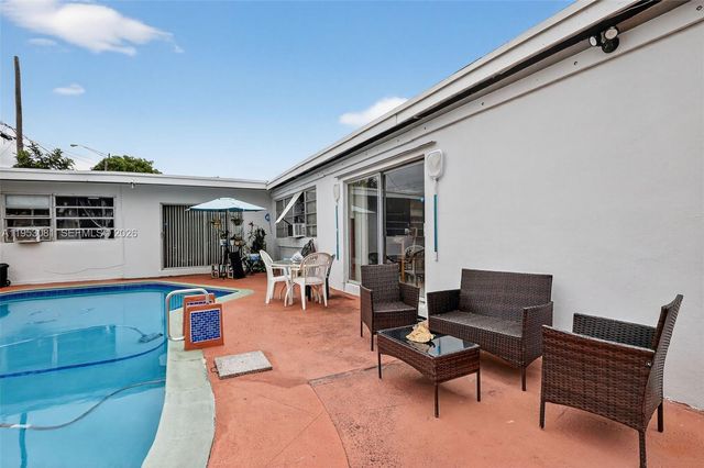 6861 SW 1st Ct, Pembroke Pines, FL 33023