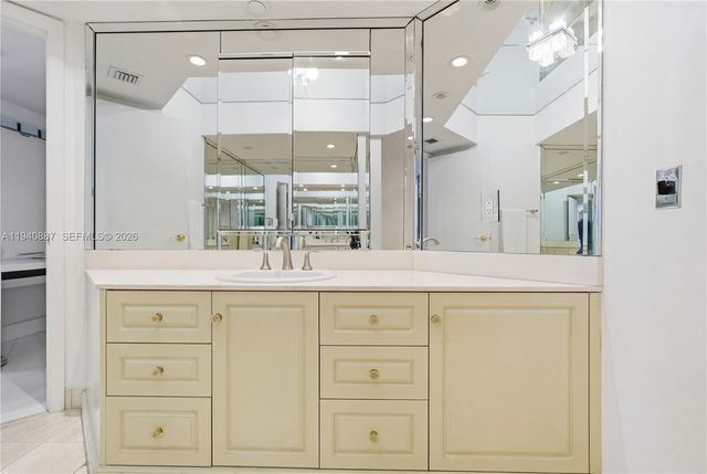 1000 W Island Boulevard 2806, Aventura, FL 33160