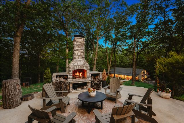 8880 Pageant Drive, Rogers, AR 72756