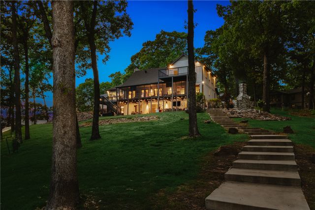 8880 Pageant Drive, Rogers, AR 72756