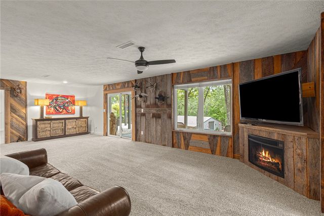 8880 Pageant Drive, Rogers, AR 72756