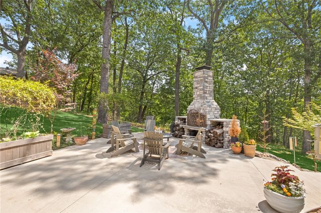 8880 Pageant Drive, Rogers, AR 72756