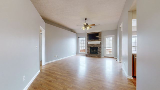 127 Oak Leaf Dr, Hendersonville, TN 37075