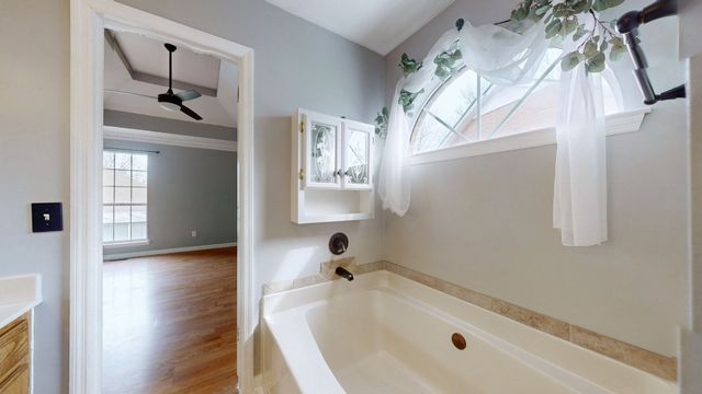 127 Oak Leaf Dr, Hendersonville, TN 37075