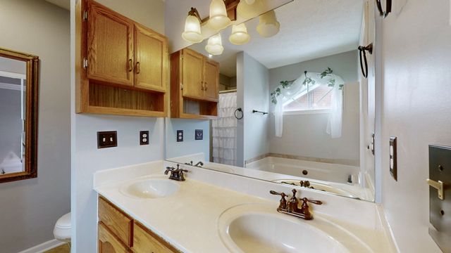 127 Oak Leaf Dr, Hendersonville, TN 37075