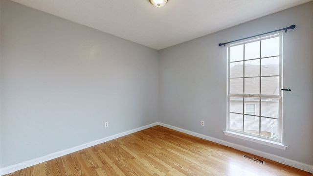 127 Oak Leaf Dr, Hendersonville, TN 37075