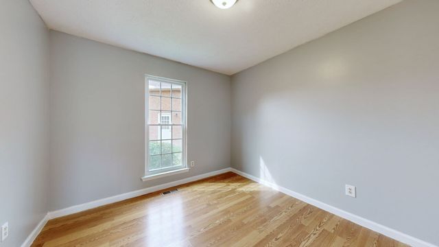 127 Oak Leaf Dr, Hendersonville, TN 37075