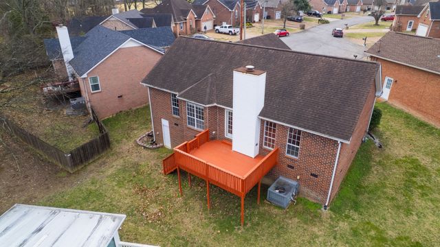 127 Oak Leaf Dr, Hendersonville, TN 37075
