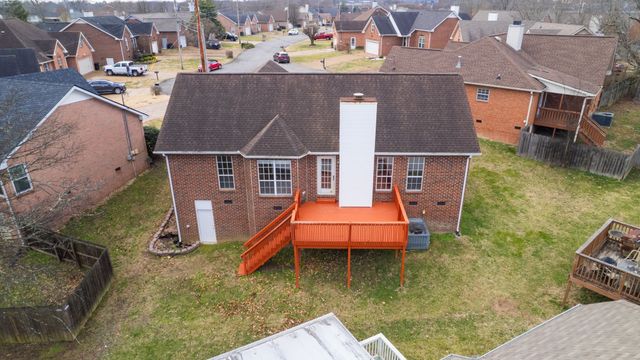 127 Oak Leaf Dr, Hendersonville, TN 37075