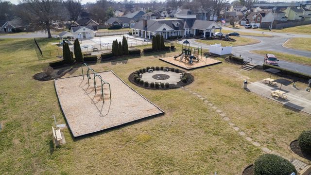 127 Oak Leaf Dr, Hendersonville, TN 37075