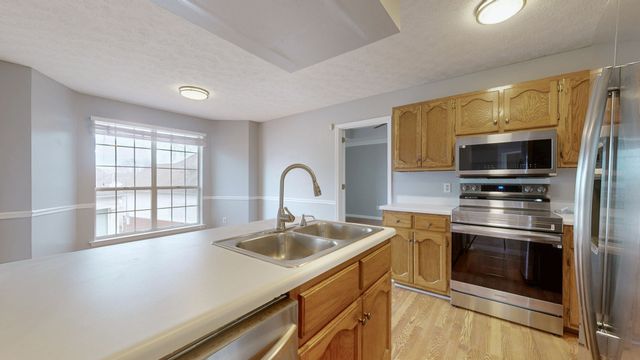 127 Oak Leaf Dr, Hendersonville, TN 37075