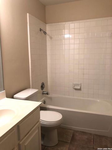 6511 RAMBLING TRAIL DR, San Antonio, TX 78240