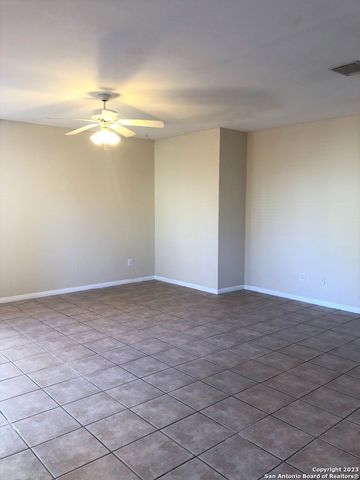 6511 RAMBLING TRAIL DR, San Antonio, TX 78240