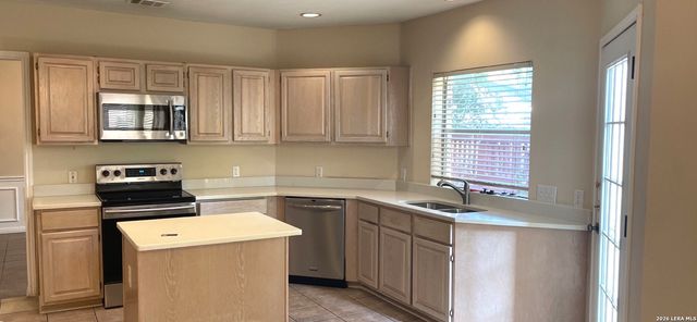 6511 RAMBLING TRAIL DR, San Antonio, TX 78240