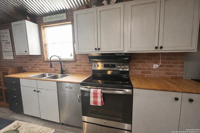 205 May, Pleasanton, TX 78064