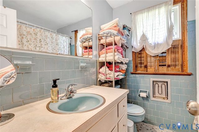 8218 Elm Dr, Hanover, VA 23111