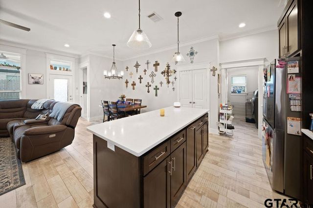 217 Smith Cir, Lindale, TX 75771