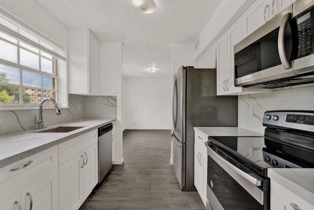 8621 SW 5th St 201, Pembroke Pines, FL 33025