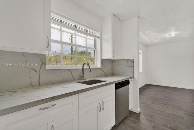 8621 SW 5th St 201, Pembroke Pines, FL 33025