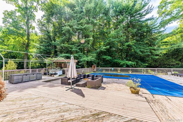 2 Summerwind Drive, Glen Head, NY 11545