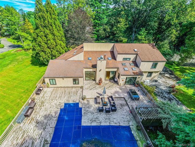 2 Summerwind Drive, Glen Head, NY 11545