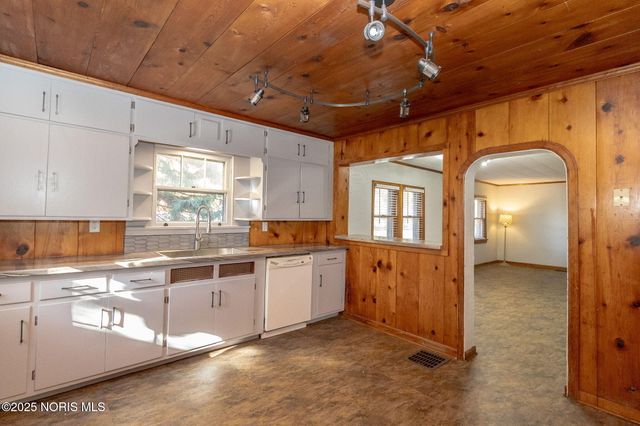 402 E Indiana Avenue, Maumee, OH 43537