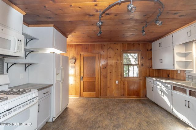 402 E Indiana Avenue, Maumee, OH 43537