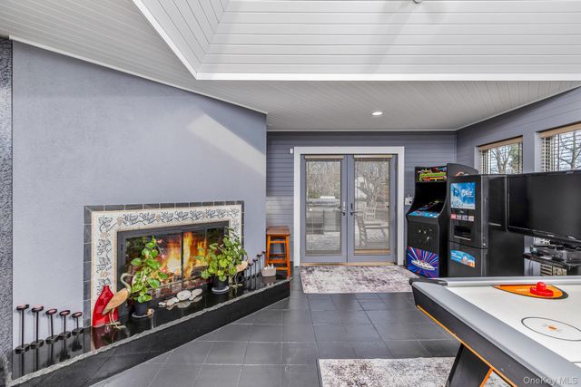 83 Cliff Road, Port Jefferson, NY 11777