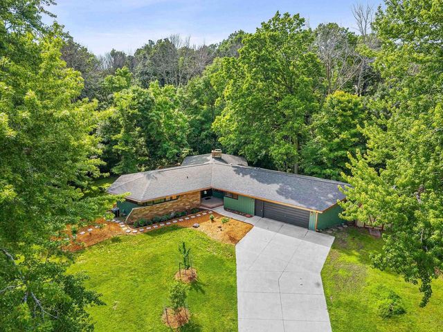 W6439 LAKEVIEW COURT, Menasha, WI 54952