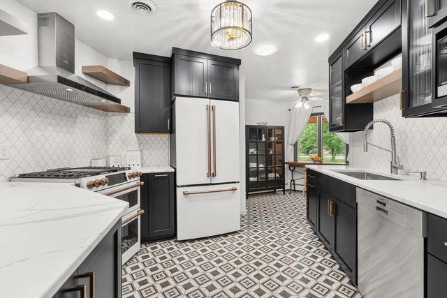 W6439 LAKEVIEW COURT, Menasha, WI 54952