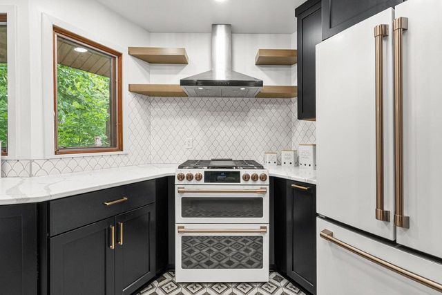 W6439 LAKEVIEW COURT, Menasha, WI 54952