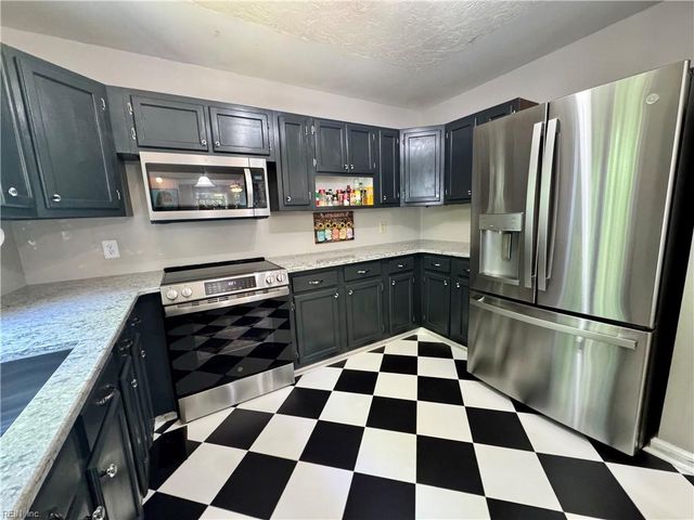 6 Foxcroft RD, Williamsburg, VA 23188