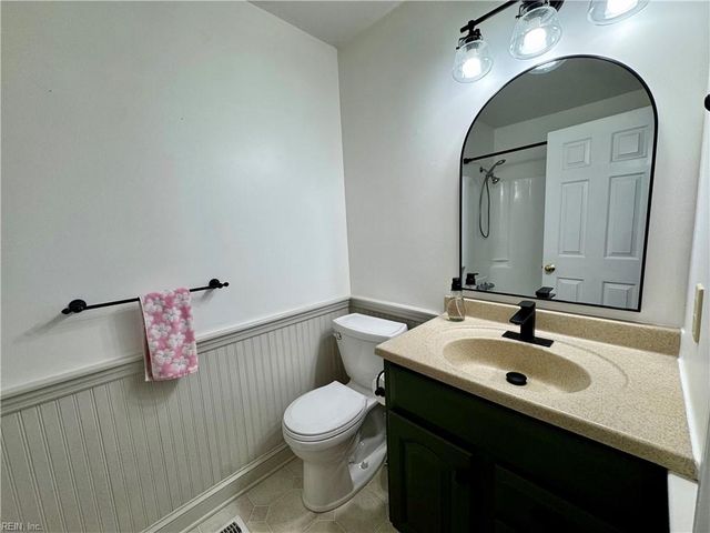 6 Foxcroft RD, Williamsburg, VA 23188