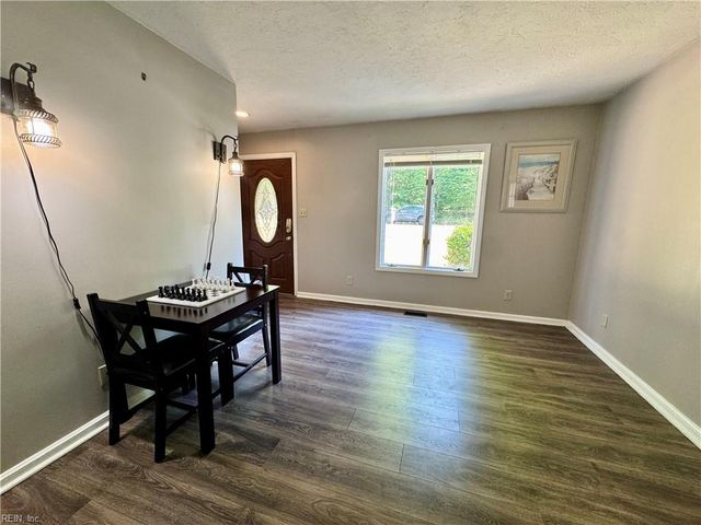 6 Foxcroft RD, Williamsburg, VA 23188