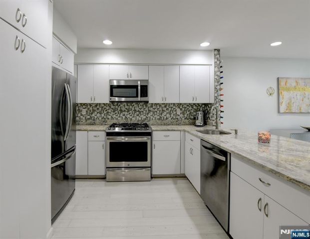727 Mainsail Lane 727, Secaucus, NJ 07094