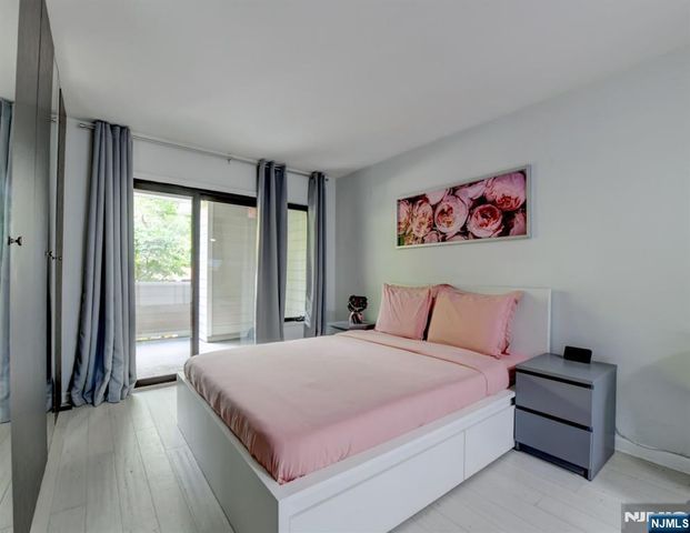 727 Mainsail Lane 727, Secaucus, NJ 07094