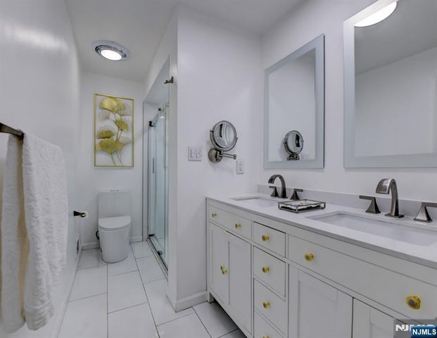 727 Mainsail Lane 727, Secaucus, NJ 07094