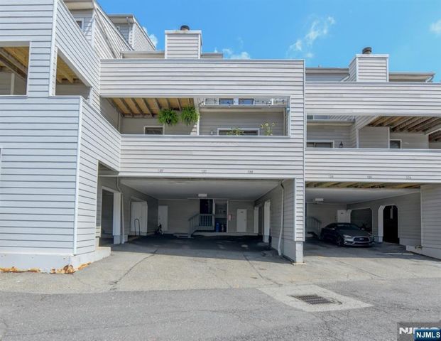 727 Mainsail Lane 727, Secaucus, NJ 07094