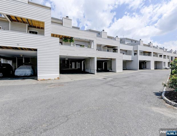 727 Mainsail Lane 727, Secaucus, NJ 07094