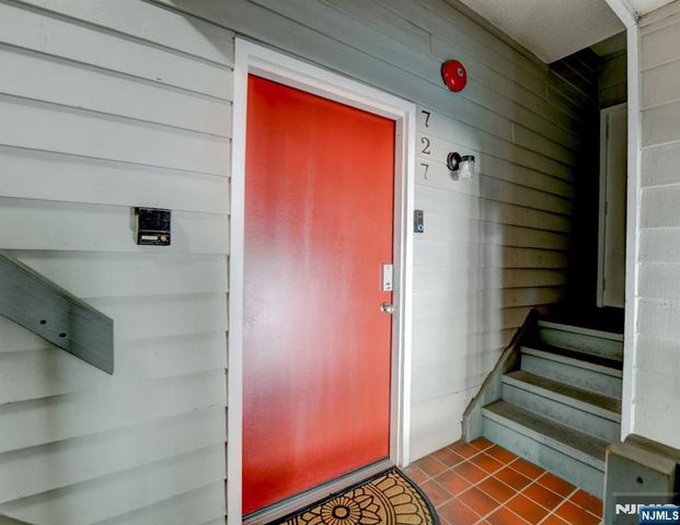 727 Mainsail Lane 727, Secaucus, NJ 07094