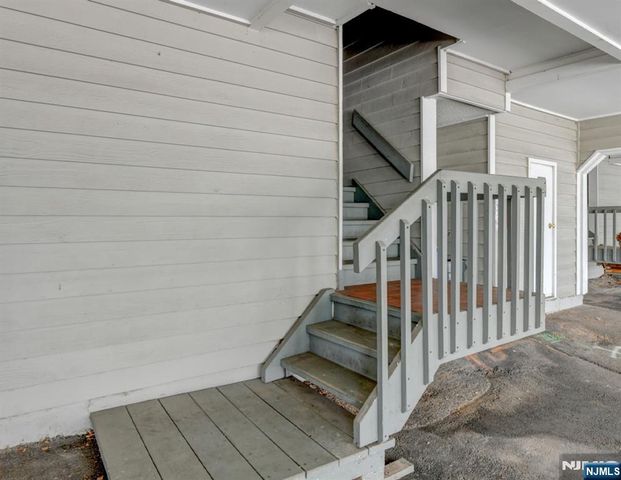 727 Mainsail Lane 727, Secaucus, NJ 07094