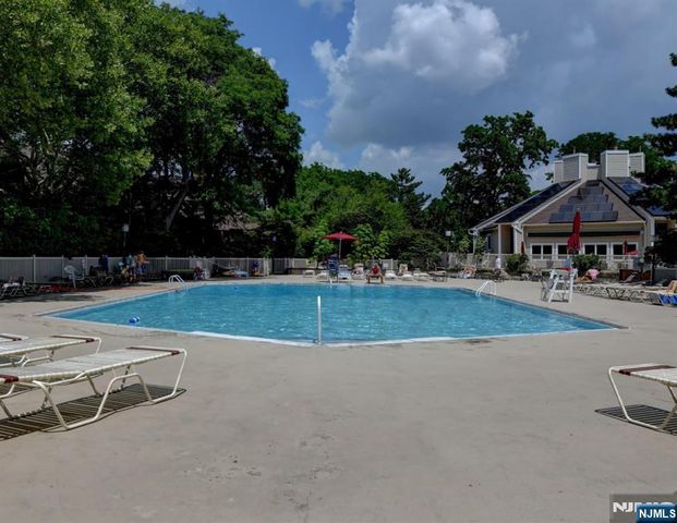 727 Mainsail Lane 727, Secaucus, NJ 07094