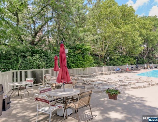 727 Mainsail Lane 727, Secaucus, NJ 07094