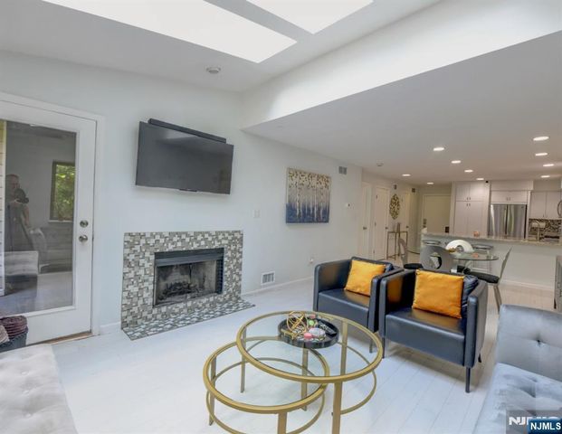 727 Mainsail Lane 727, Secaucus, NJ 07094